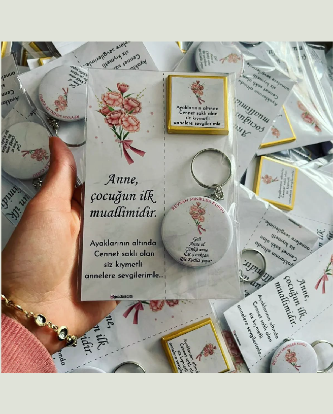 Anne Çocuğun İlk Muallimidir Açacaklı Anahtarlıklı Çikolatalı Hediyelik Kart Paketi