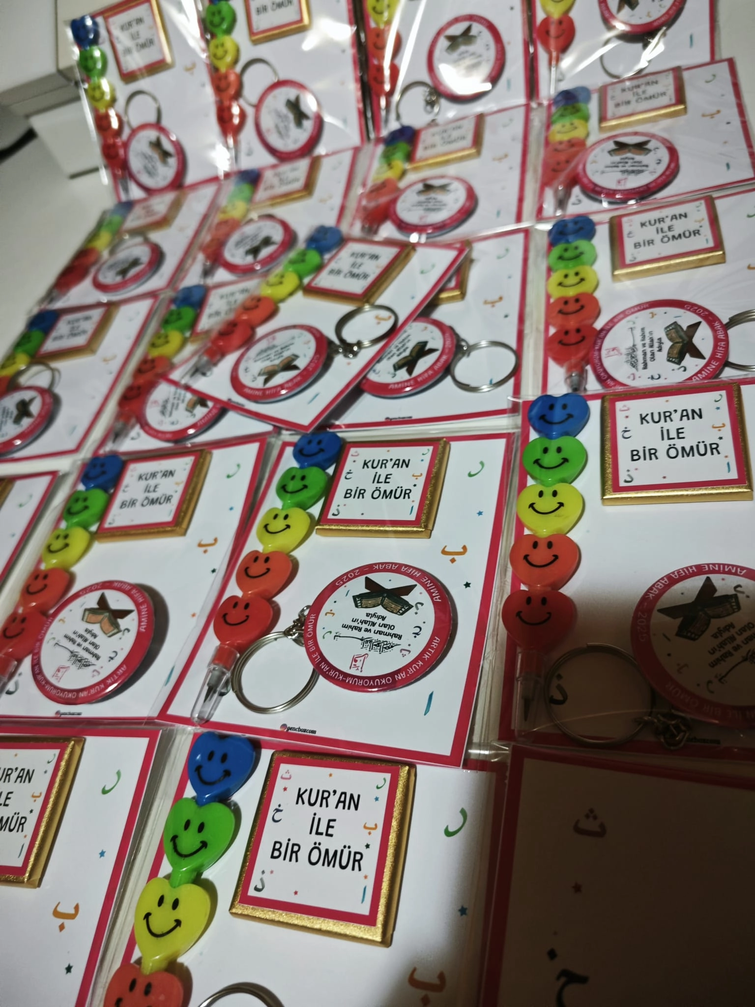 Kur’an İle Bir Ömür Yazılı Kalem Çikolata Anahtarlıklı Hediyelik Paket