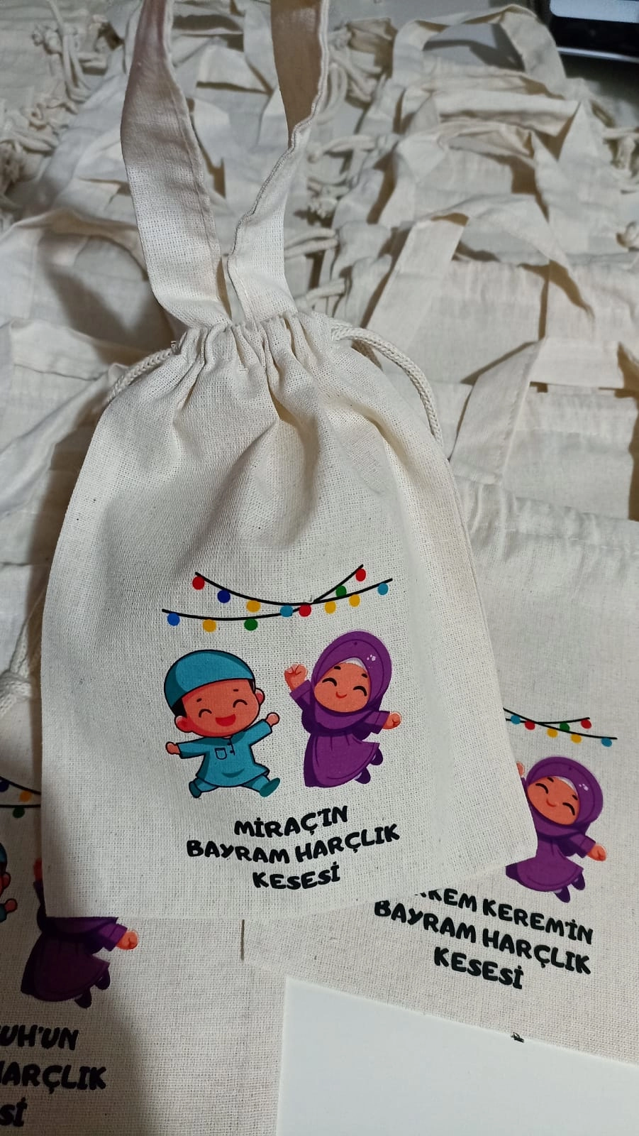 Kız Erkek Çocuk Vektörlü İsimli Tek Kulplu Tutmalı Kese (15*20)