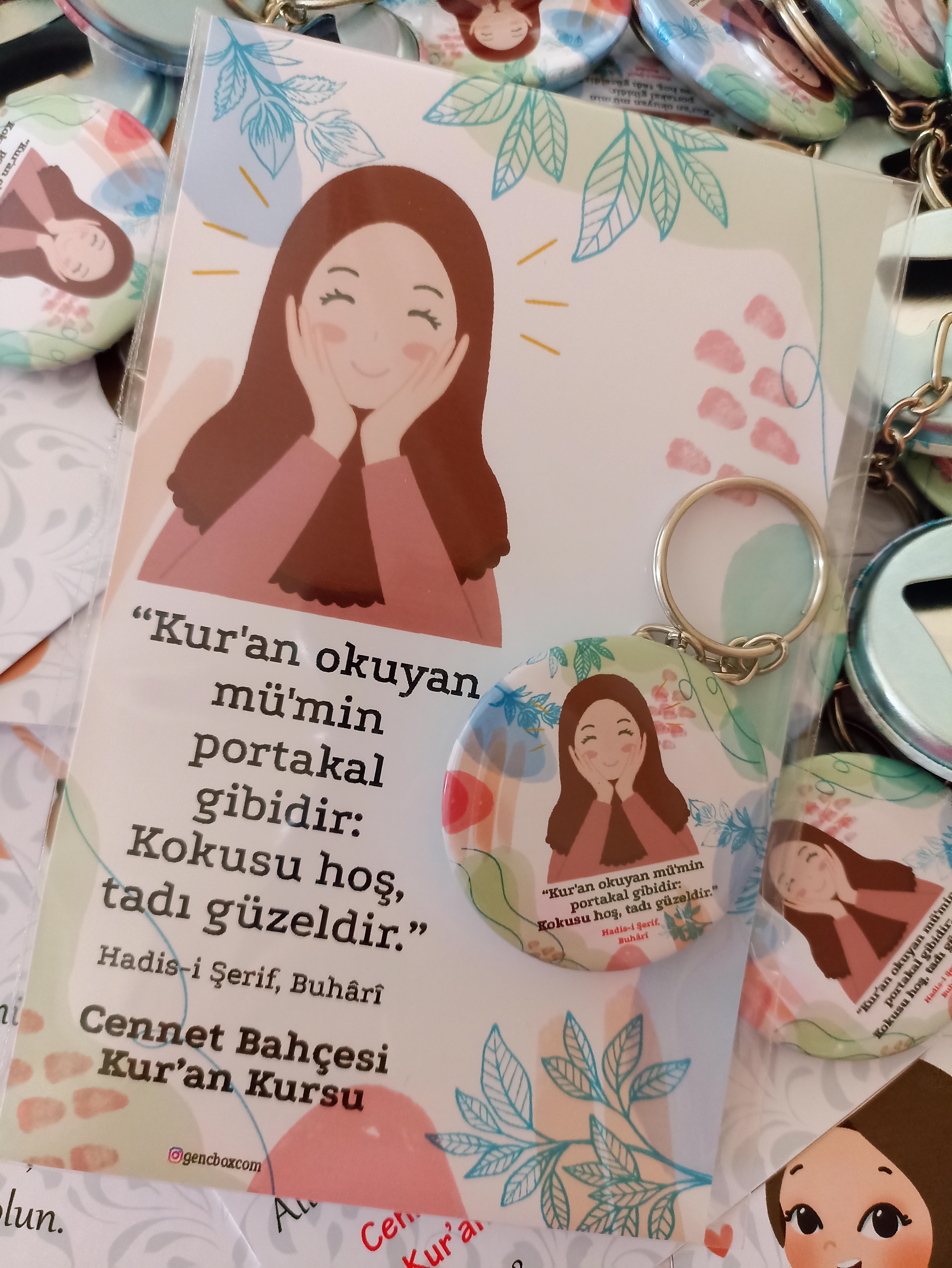 Genç Kızlı Açacaklı Anahtarlıklı Hediyelik Kart Paketi
