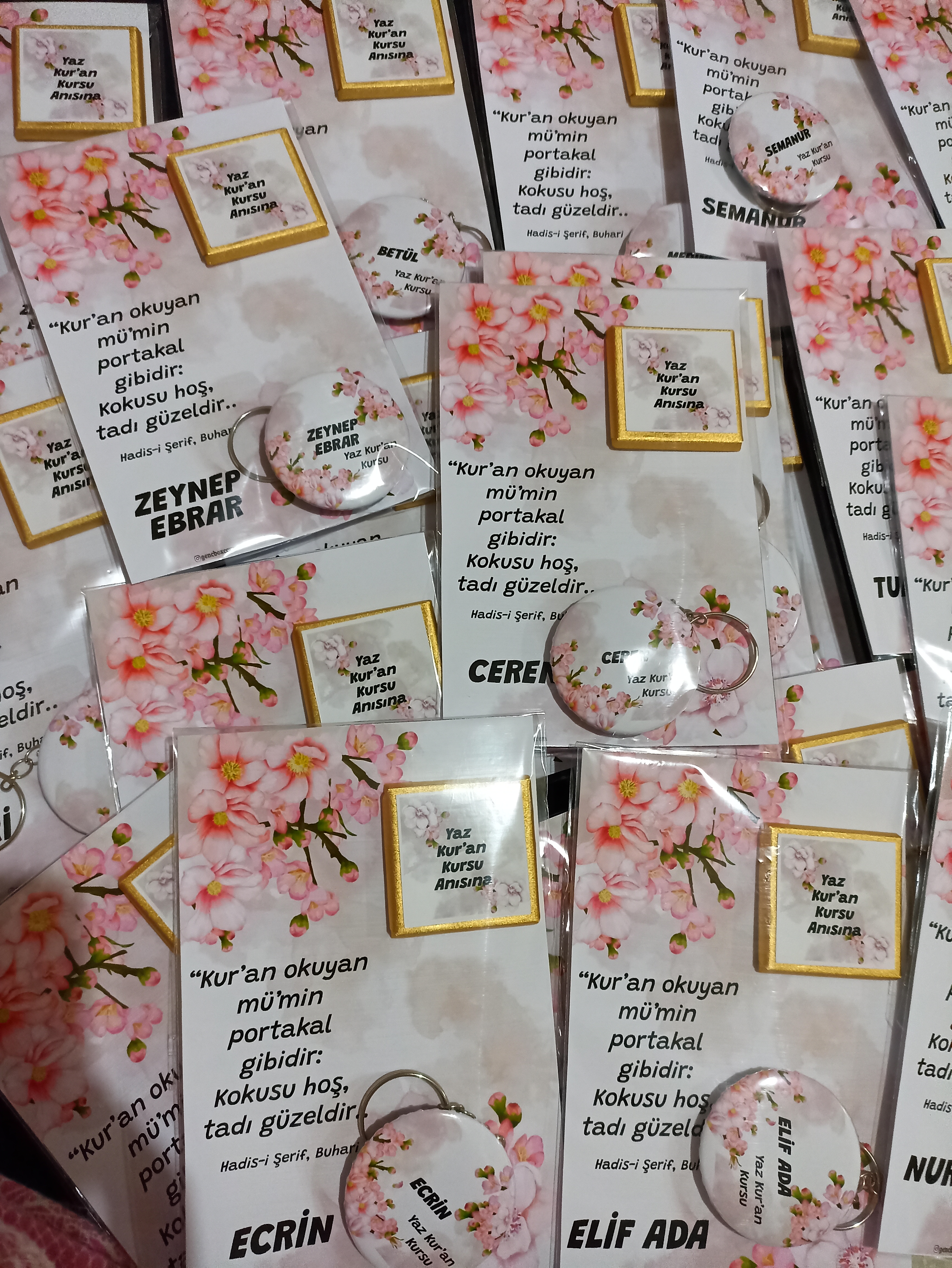 Pembe Güllü İsme Özel Kart Anahtarlık (Açacaklı) ve Çİkolatalı Paket