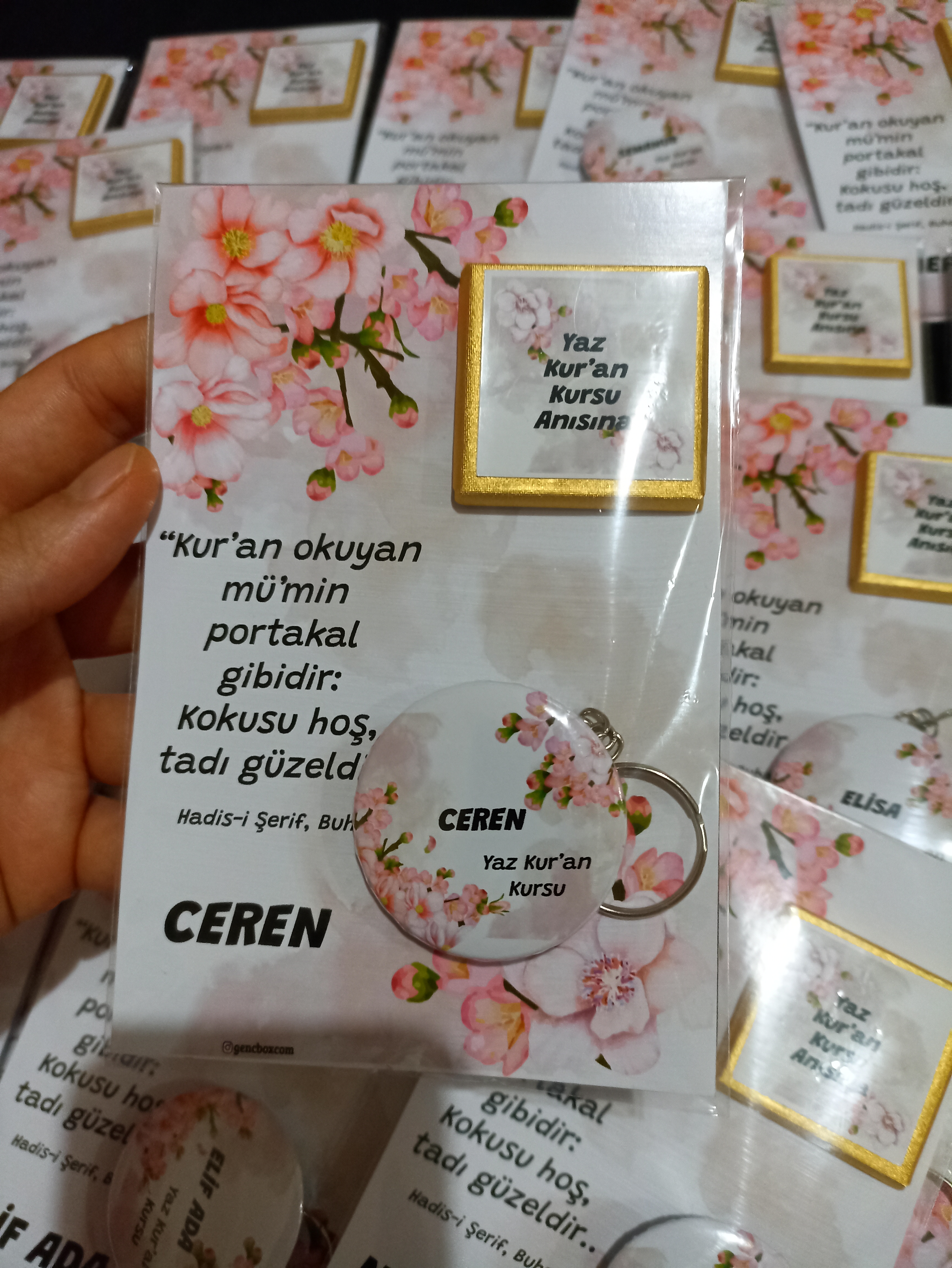 Pembe Güllü İsme Özel Kart Anahtarlık (Açacaklı) ve Çİkolatalı Paket