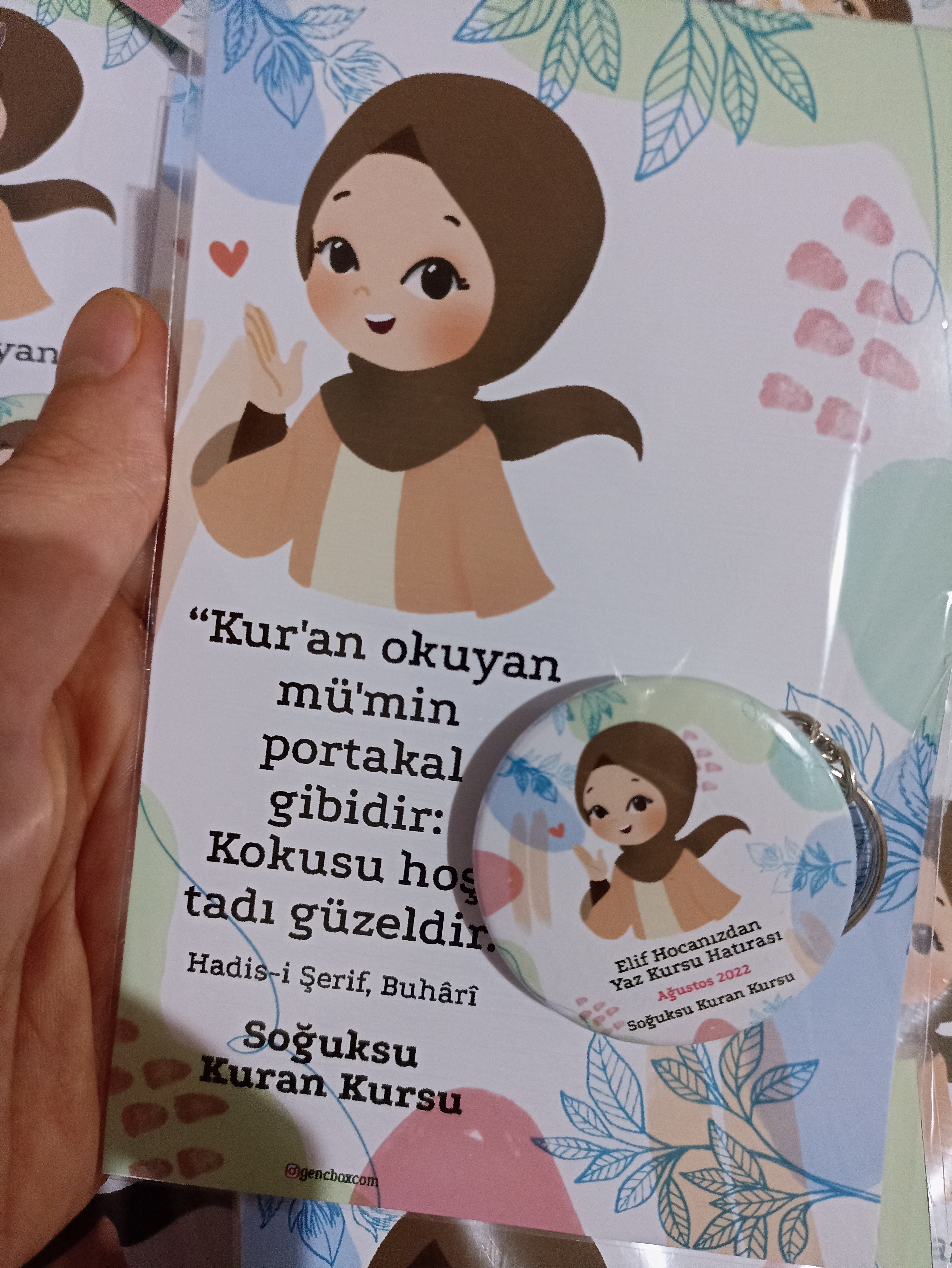 Genç Kızlı Açacaklı Anahtarlıklı Hediyelik Kart Paketi