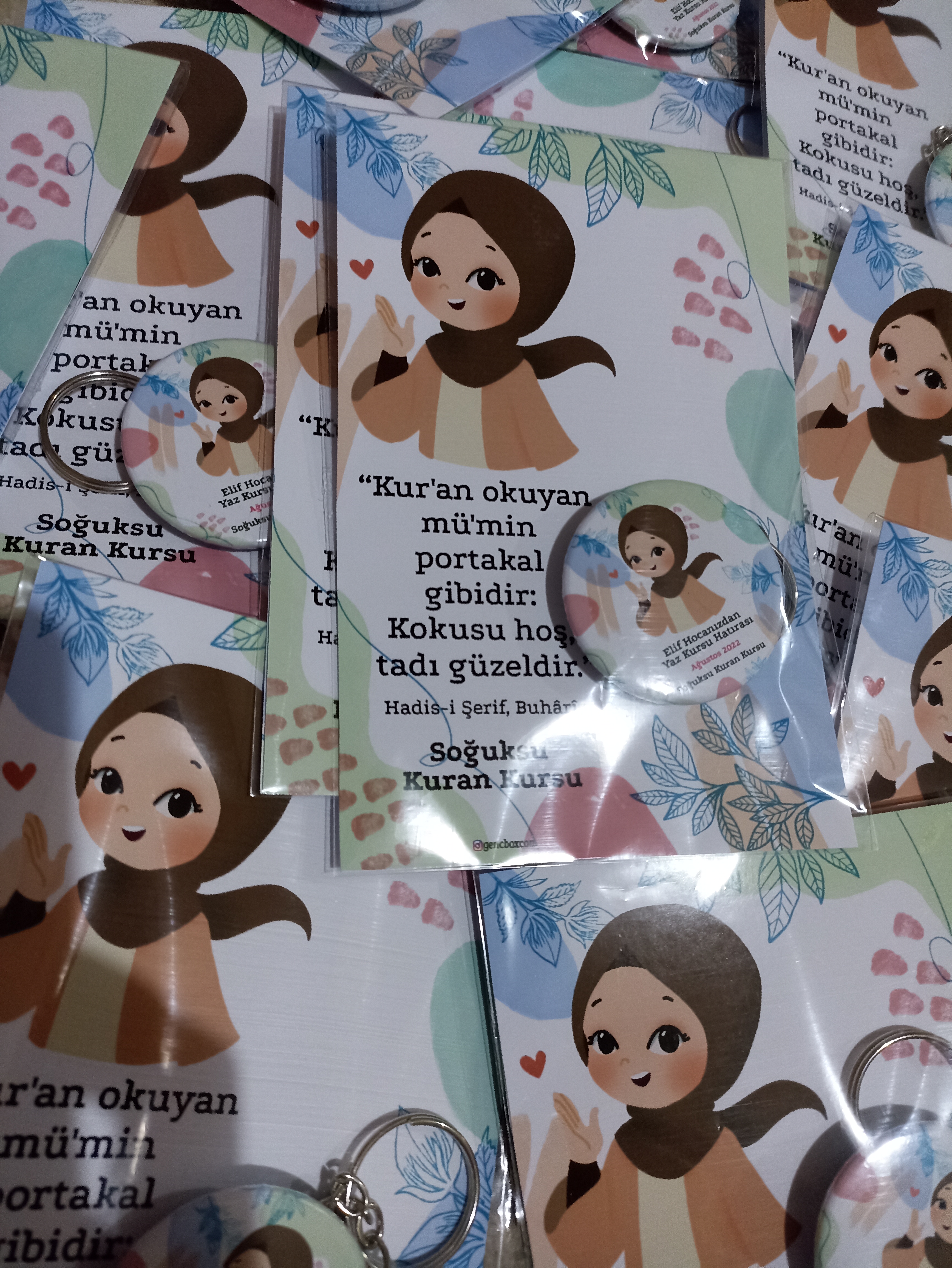 Genç Kızlı Açacaklı Anahtarlıklı Hediyelik Kart Paketi