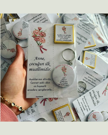 Anne Çocuğun İlk Muallimidir Açacaklı Anahtarlıklı Çikolatalı Hediyelik Kart Paketi