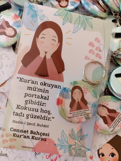 Genç Kızlı Açacaklı Anahtarlıklı Hediyelik Kart Paketi
