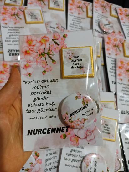 Pembe Güllü İsme Özel Kart Anahtarlık (Açacaklı) ve Çİkolatalı Paket