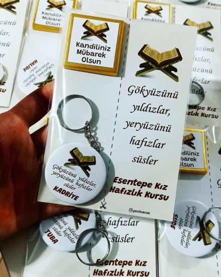 Rahleli Çikolatalı İsme Özel Açacaklı Anahtarlıklı Hafız Hediyelik Kart Paketi