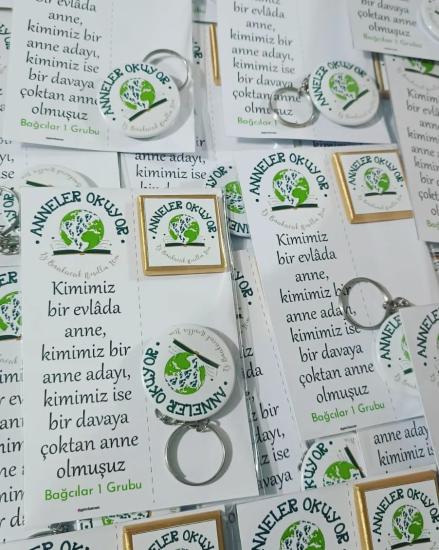 Anneler Okuyor Logolu Çikolatalı Açacaklı Anahtarlıklı Hediyelik Kart Paketi