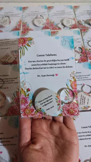 Renkli Çiçekli Yaz Kursu Hatırası Açacaklı Anahtarlıklı Hediyelik Kartlı Paket