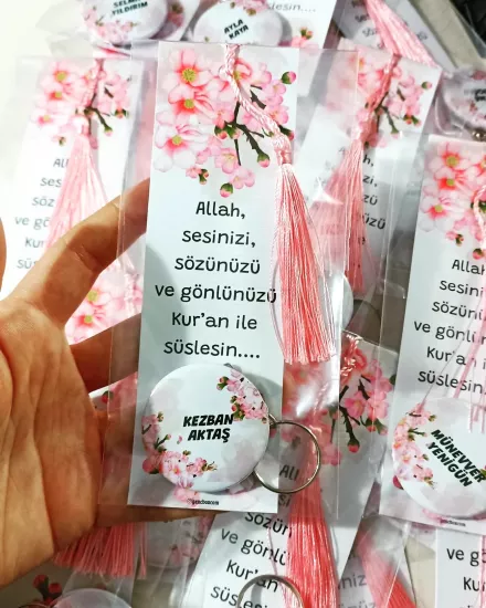 Pembe Çiçek Temalı Hediyelik Ayraç ve İsme Özel Açacaklı Anahtarlıklı Paket (PÜSKÜLSÜZ)