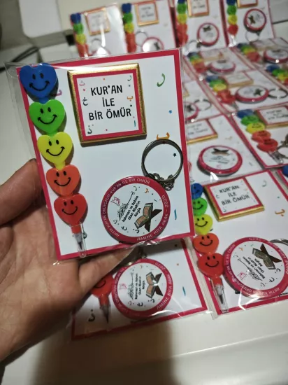 Kur’an İle Bir Ömür Yazılı Kalem Çikolata Anahtarlıklı Hediyelik Paket
