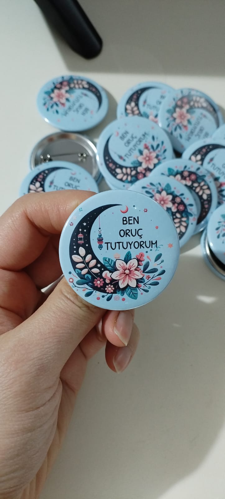 Oruç Tutuyorum Hilal- İğneli Rozet (Mavi)