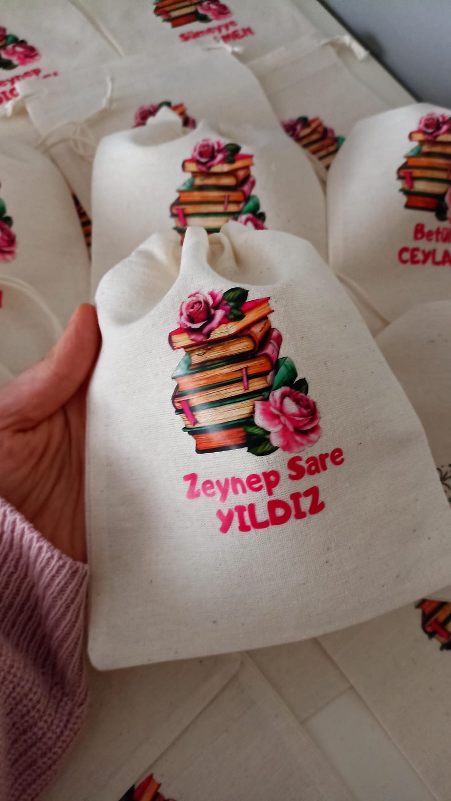 Kitap ve Çiçekli İsme Özel Bez Kese (15*20)