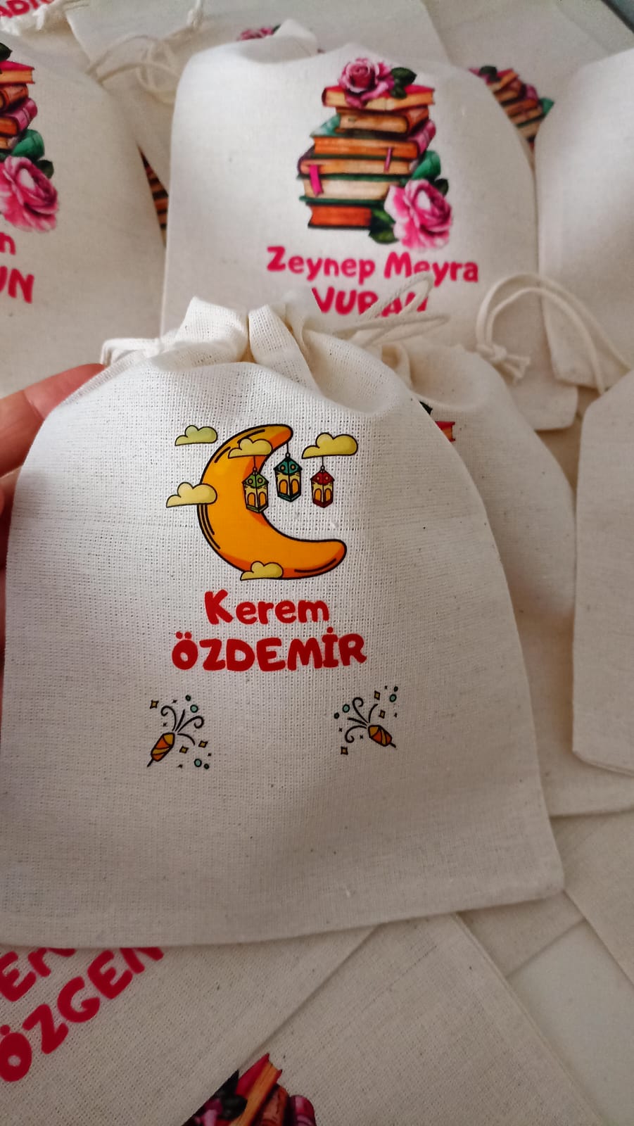 Kitap ve Çiçekli İsme Özel Bez Kese (15*20)