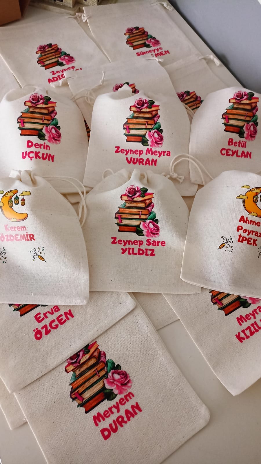 Kitap ve Çiçekli İsme Özel Bez Kese (15*20)
