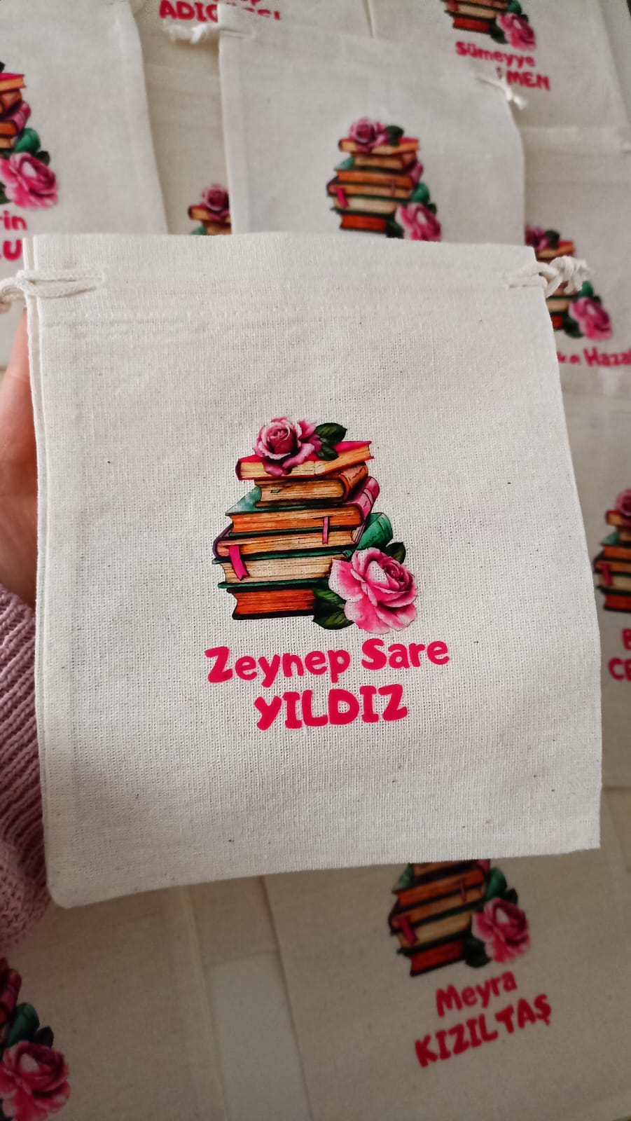 Kitap ve Çiçekli İsme Özel Bez Kese (15*20)