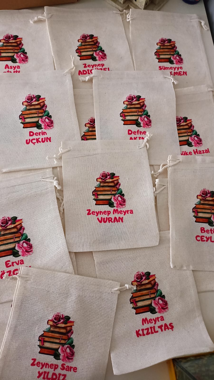 Kitap ve Çiçekli İsme Özel Bez Kese (15*20)