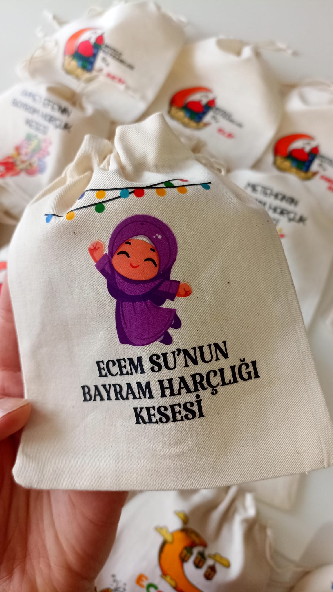 Tesettürlü Kız Temalı İsimli - Çocuk Bayram Harçlık Kesesi(12*15 cm)