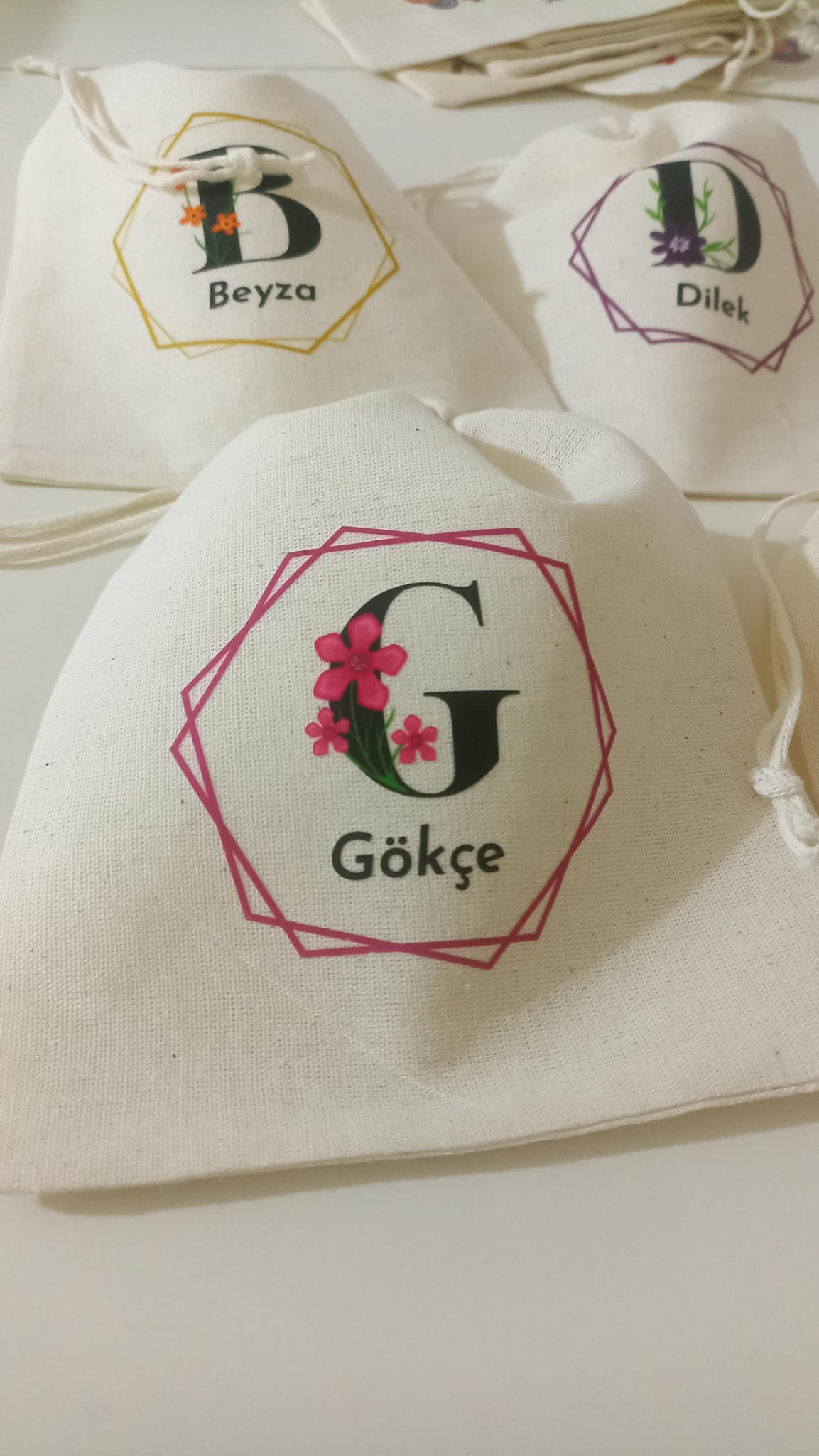 Baş Harfli Çiçek ve Çerçeveli - İsme Özel Bez Kese (15*20)