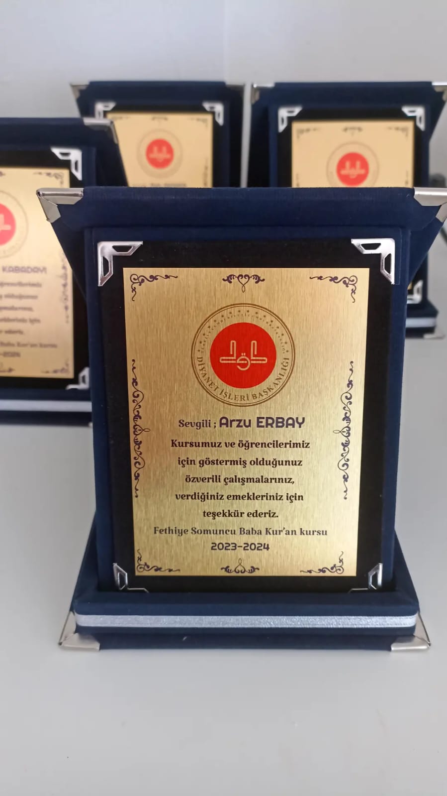 Diyanet Logolu Eğitimci İsme Özel - Kadife Lacivert Plaket (Orta Boy)