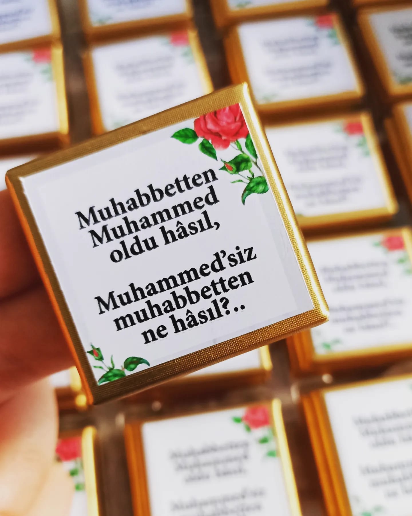 Mevlid Kandili Gül Desen Çikolata ve Açacaklı Anahtarlıklı Hediyelik Kart Paketi