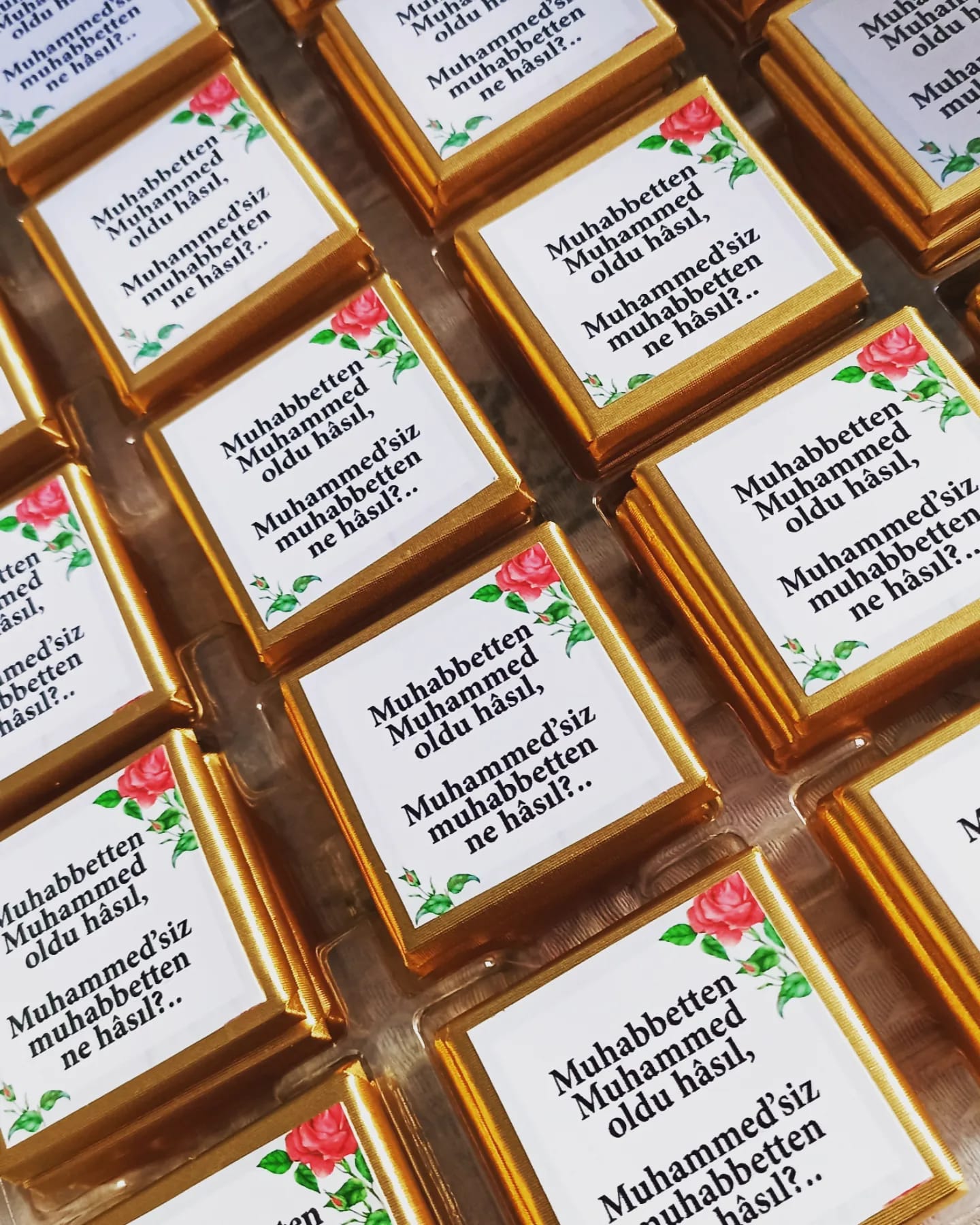Mevlid Kandili Gül Desen Çikolata ve Açacaklı Anahtarlıklı Hediyelik Kart Paketi