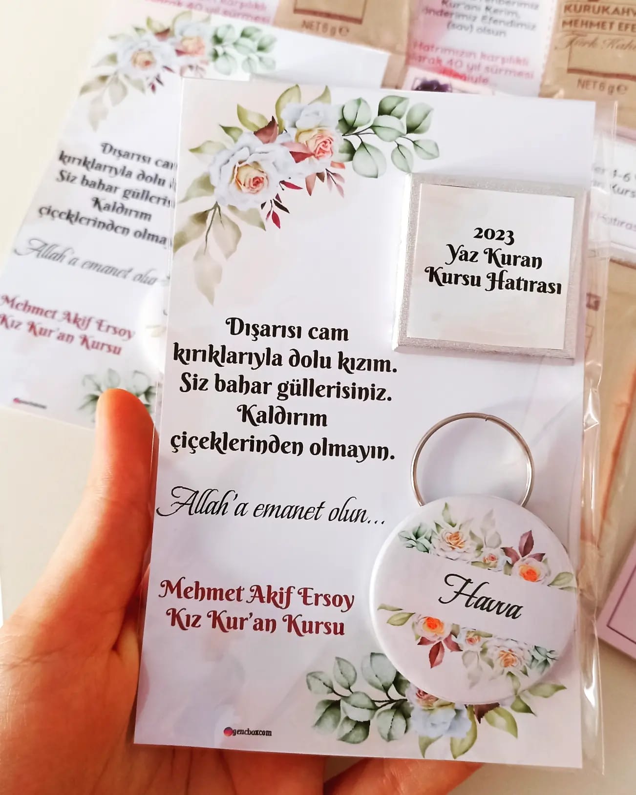 Yaz Kursu Hatırası Çiçekli İsimli Açacaklı Anahtarlıklı Çikolatalı Hediyelik Kart Paketi