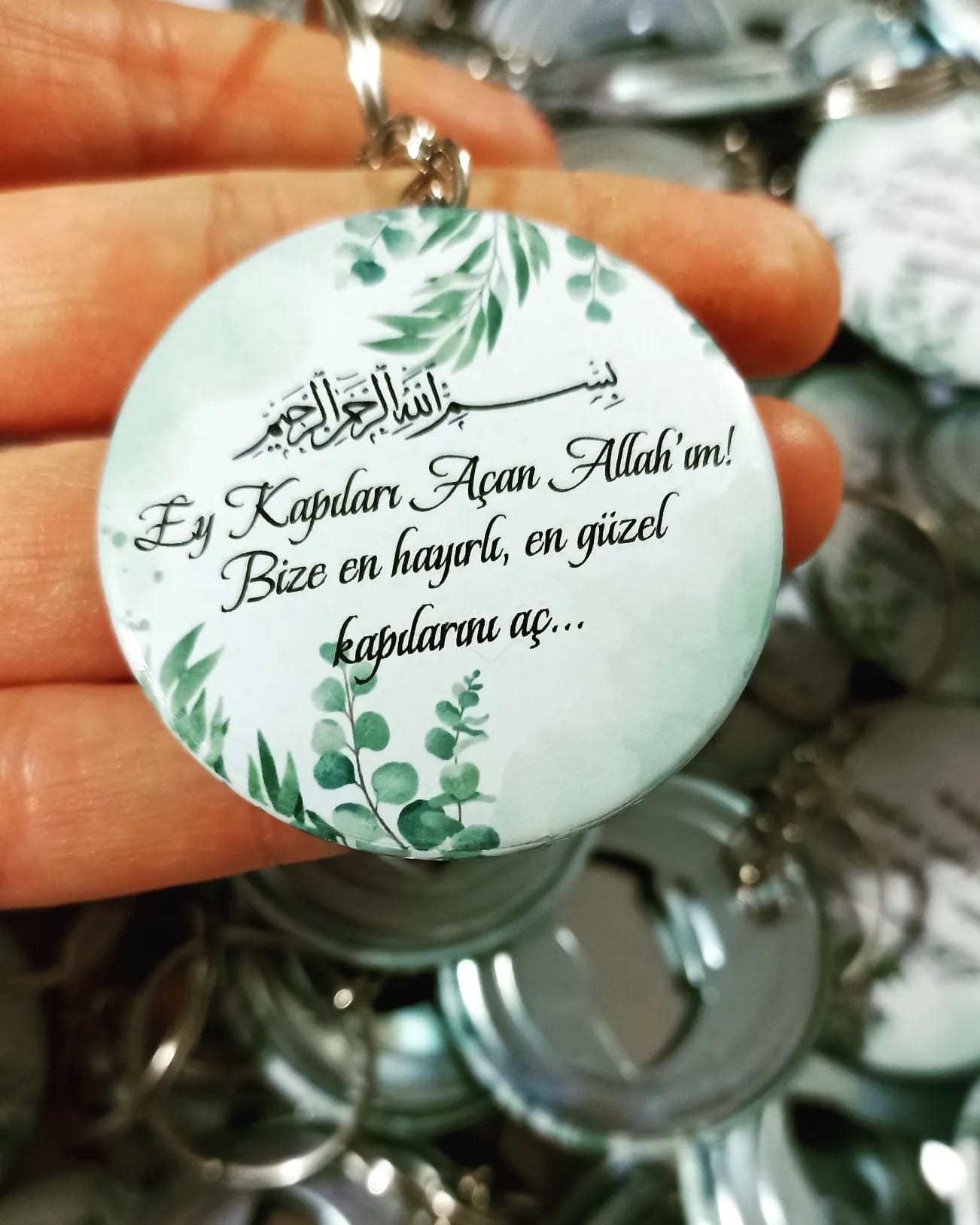 Yeşil Yapraklı Çikolata ve Açacaklı Anahtarlıklı Hediyelik Nişan Hatırası Kart Paketi