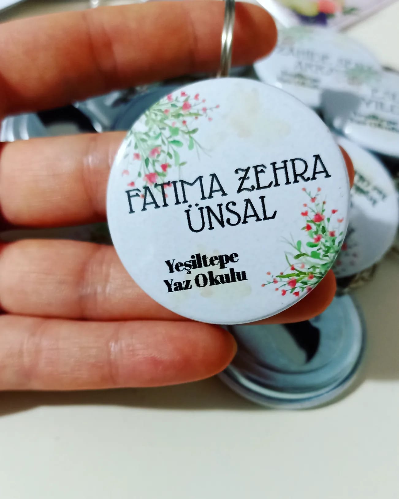 Bir Çiçekle Bahar Olmaz İsimli Açacaklı Anahtarlıklı Çikolatalı Hediyelik Kart Paketi