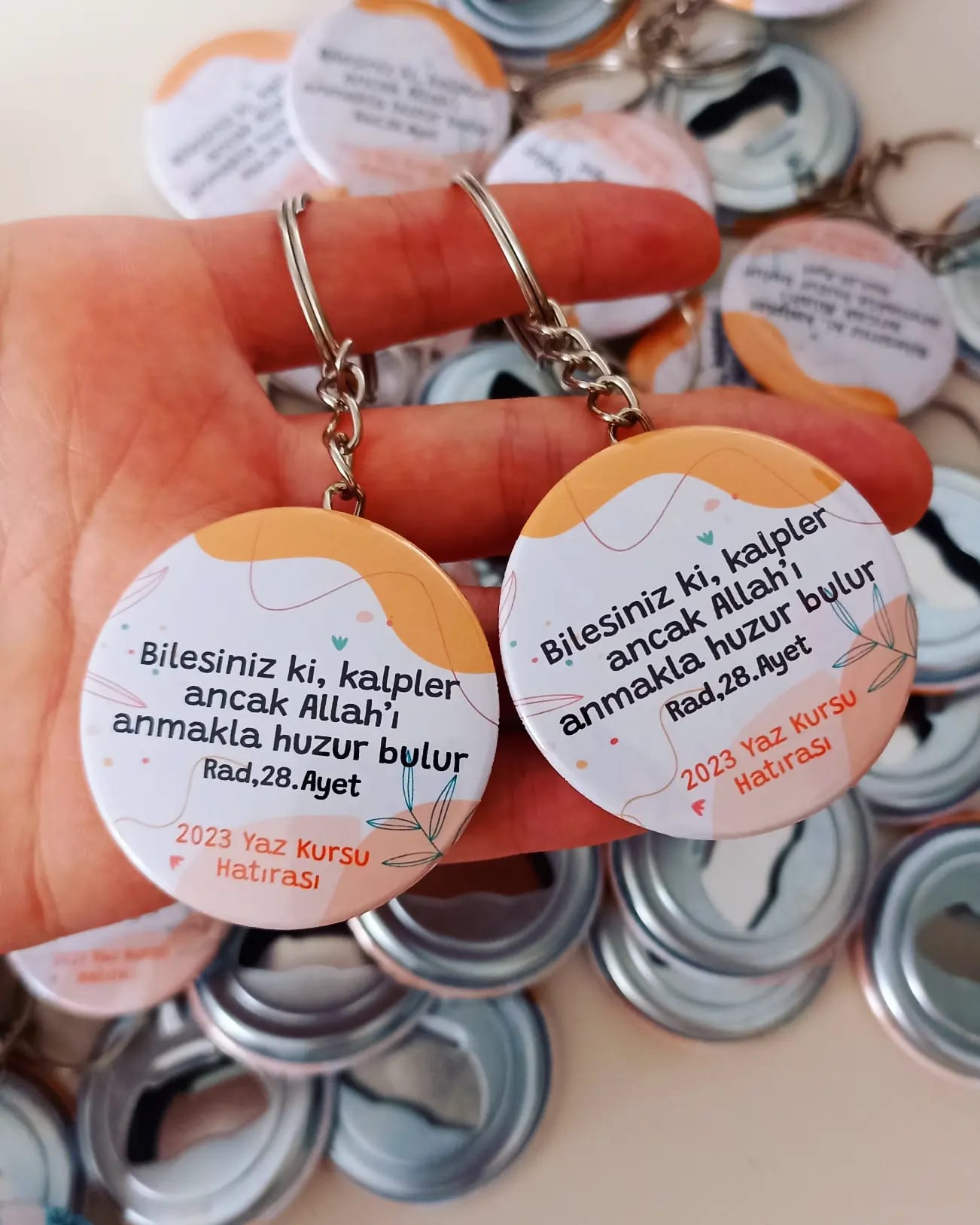 Turuncu Desenli Yaz Kursu Hatırası Açacaklı Anahtarlıklı Ayraç Hediyelik Paket