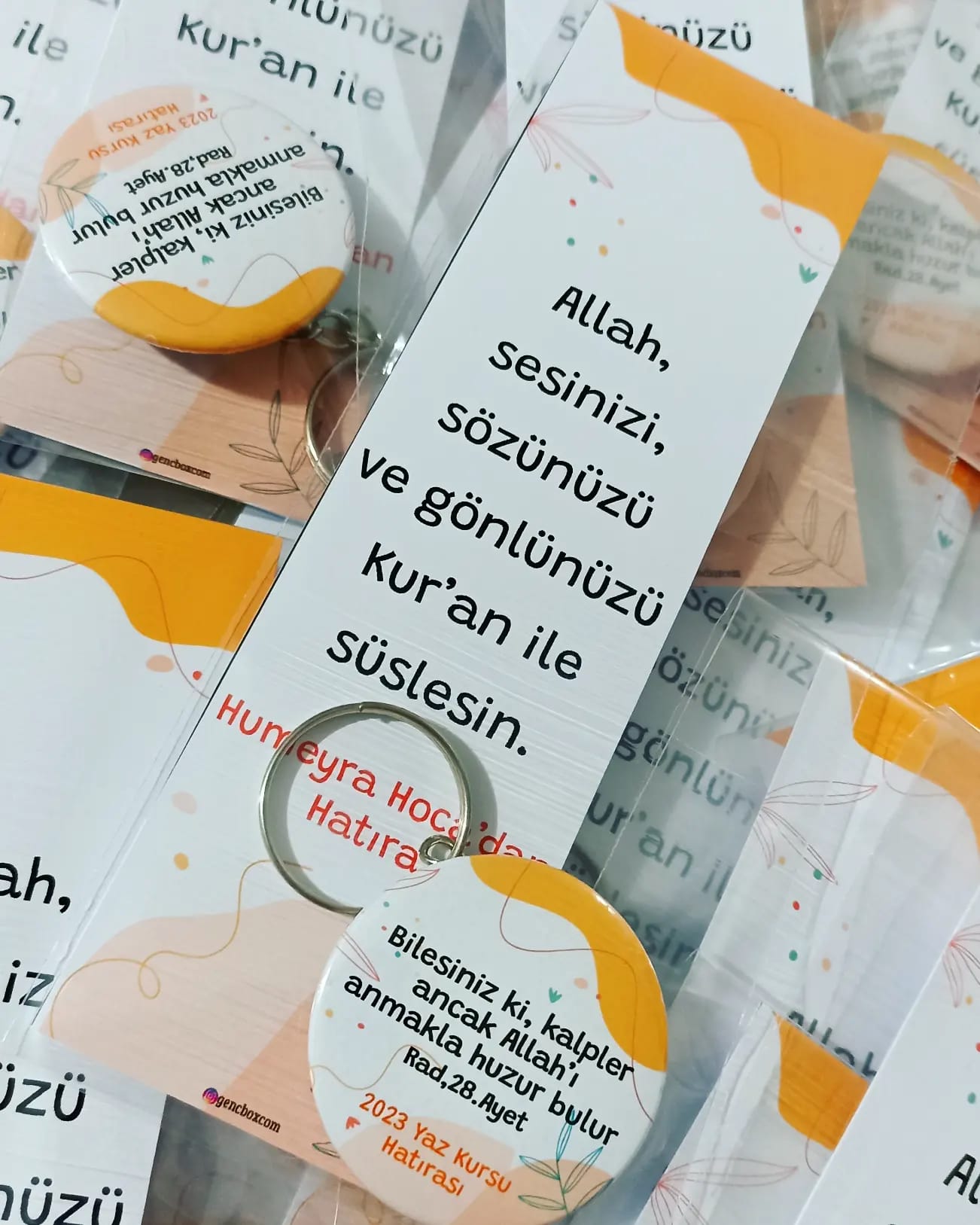 Turuncu Desenli Yaz Kursu Hatırası Açacaklı Anahtarlıklı Ayraç Hediyelik Paket