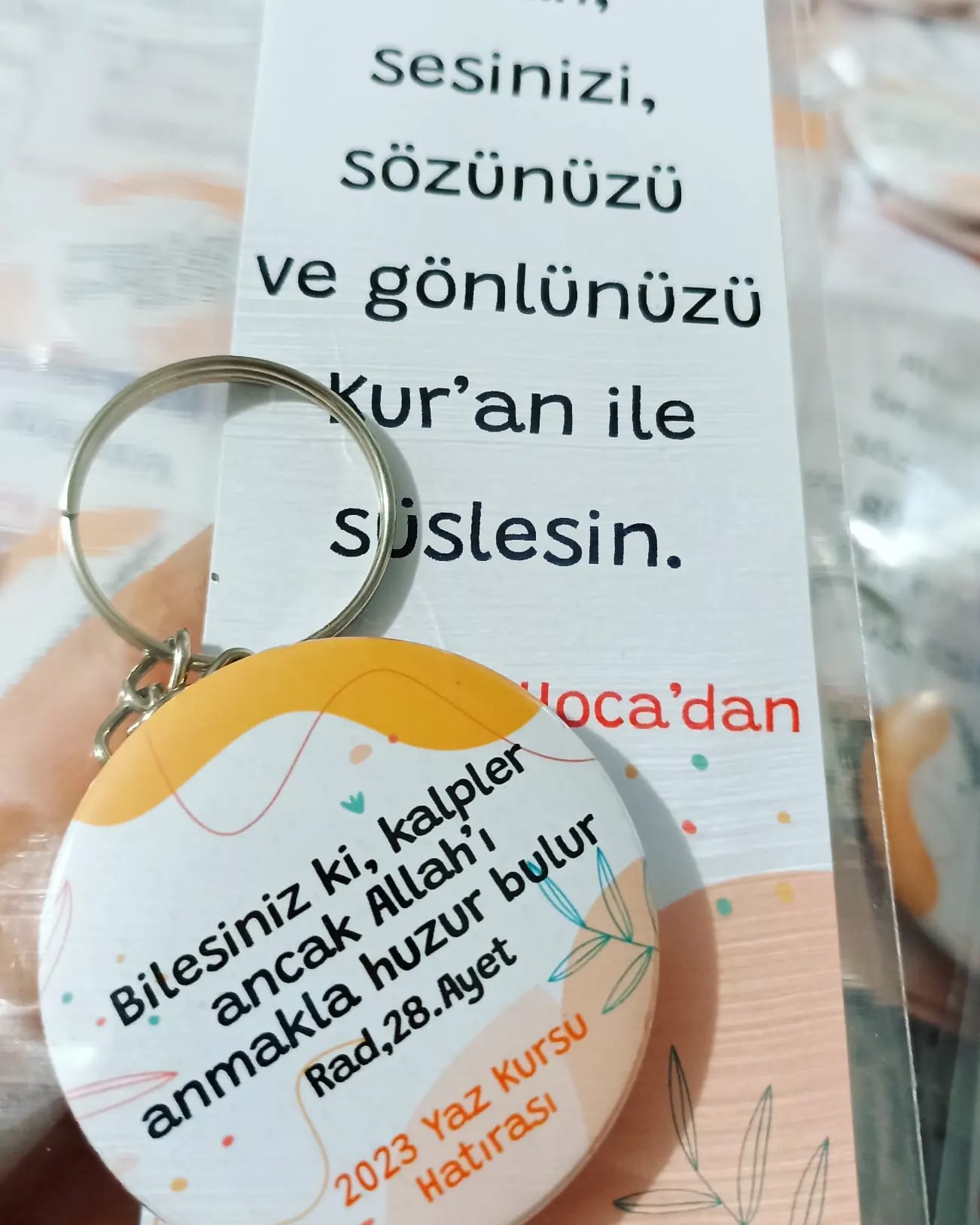 Turuncu Desenli Yaz Kursu Hatırası Açacaklı Anahtarlıklı Ayraç Hediyelik Paket