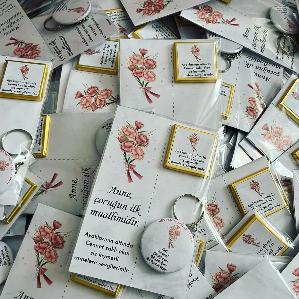 Anne Çocuğun İlk Muallimidir Açacaklı Anahtarlıklı Çikolatalı Hediyelik Kart Paketi