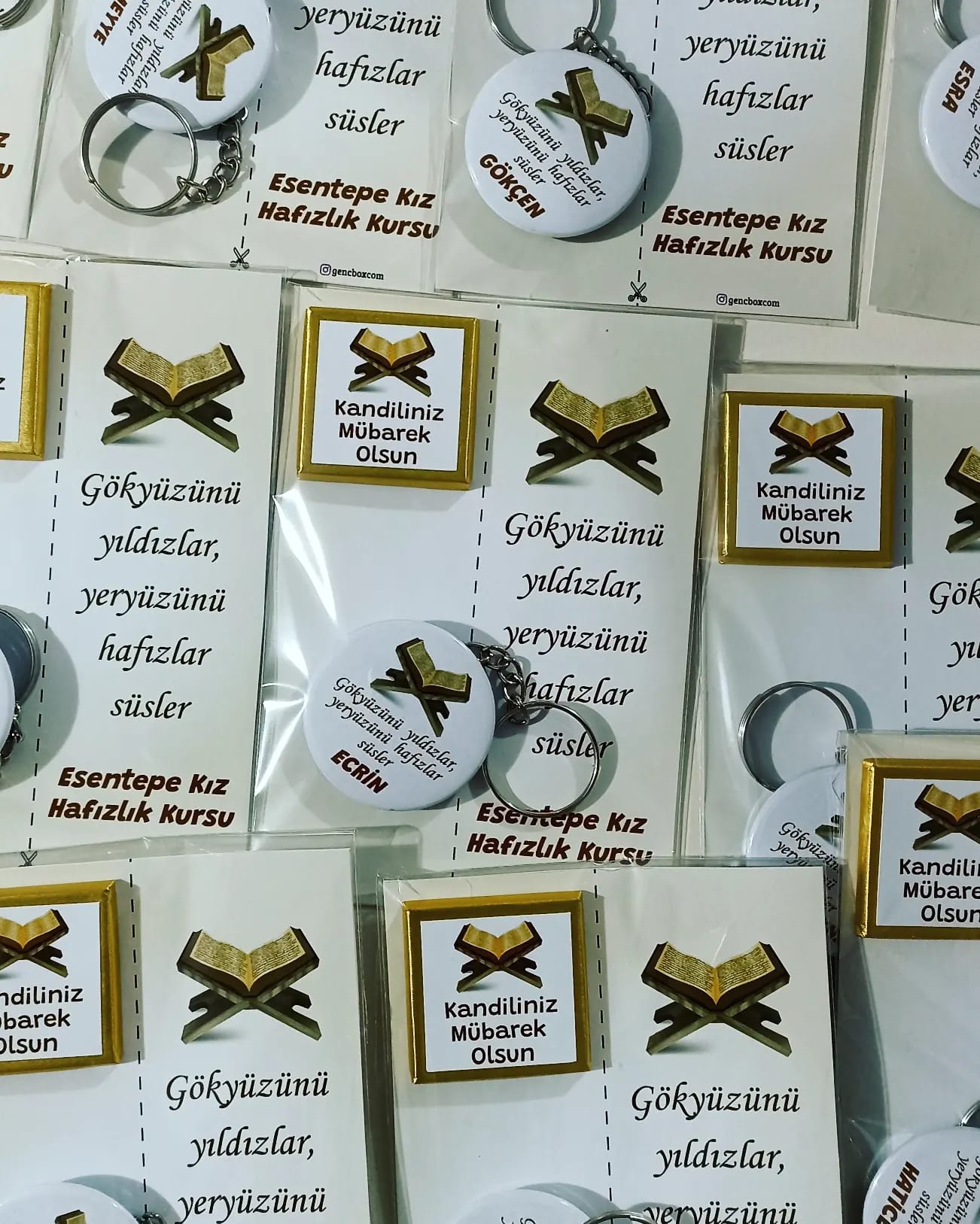 Rahleli Çikolatalı İsme Özel Açacaklı Anahtarlıklı Hafız Hediyelik Kart Paketi