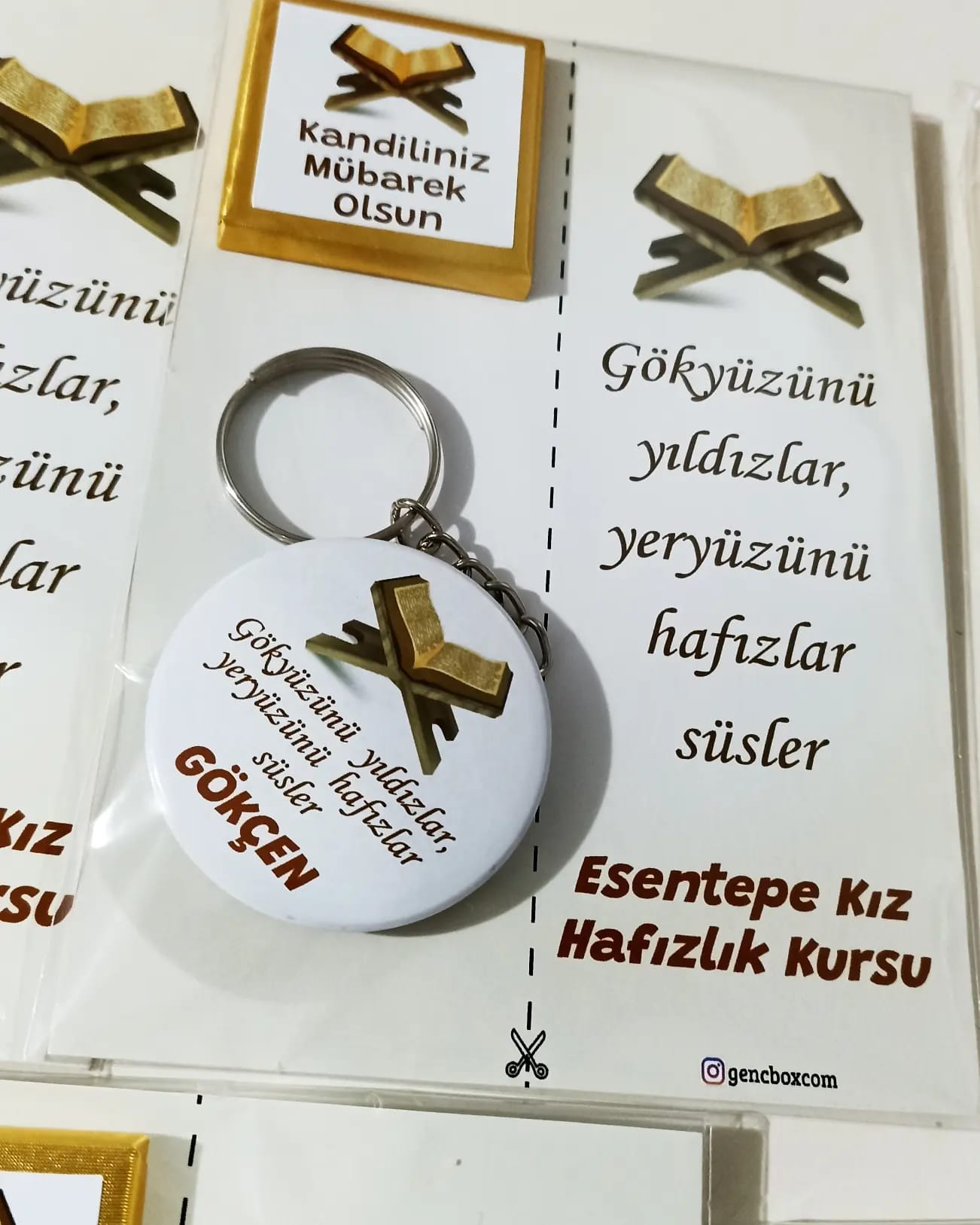Rahleli Çikolatalı İsme Özel Açacaklı Anahtarlıklı Hafız Hediyelik Kart Paketi