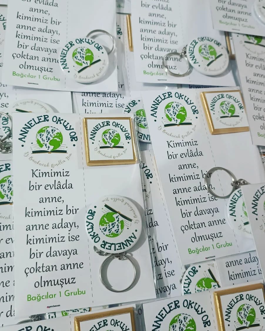 Anneler Okuyor Logolu Çikolatalı Açacaklı Anahtarlıklı Hediyelik Kart Paketi