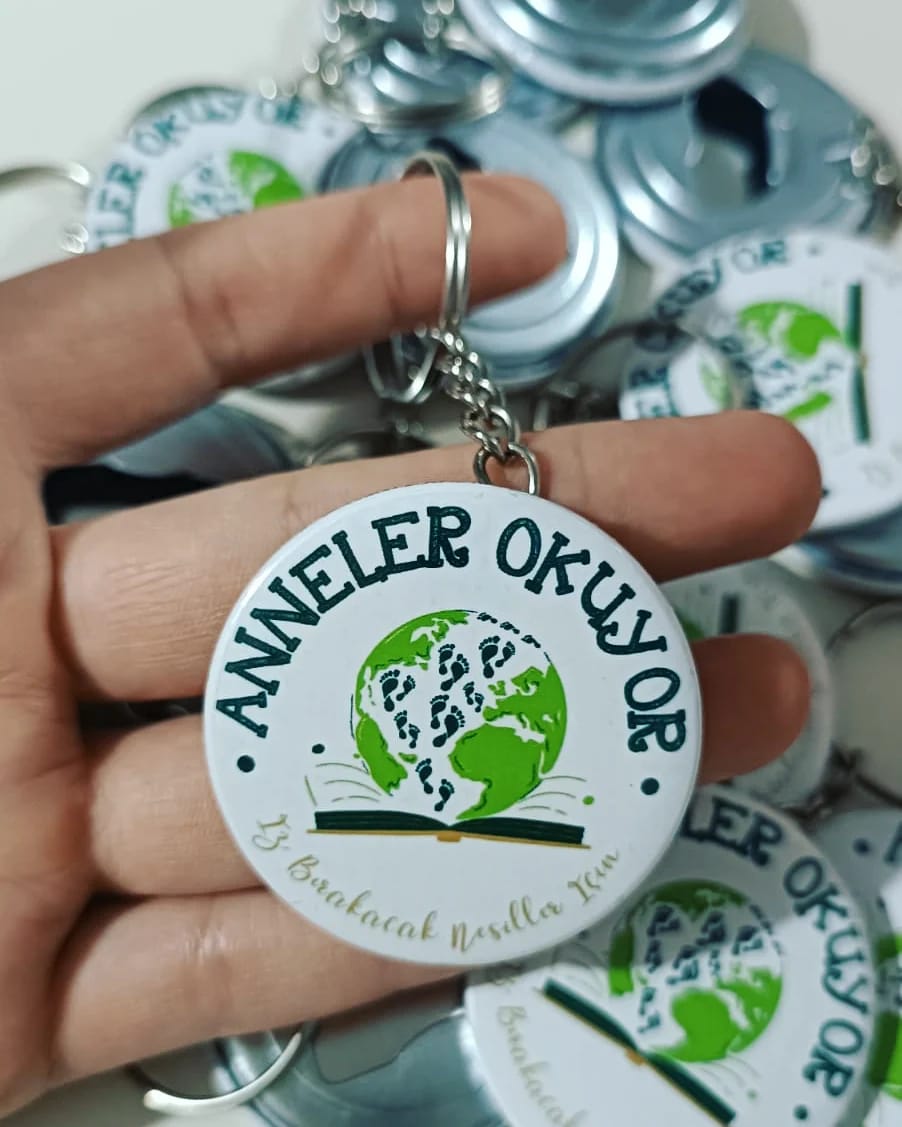 Anneler Okuyor Logolu Çikolatalı Açacaklı Anahtarlıklı Hediyelik Kart Paketi
