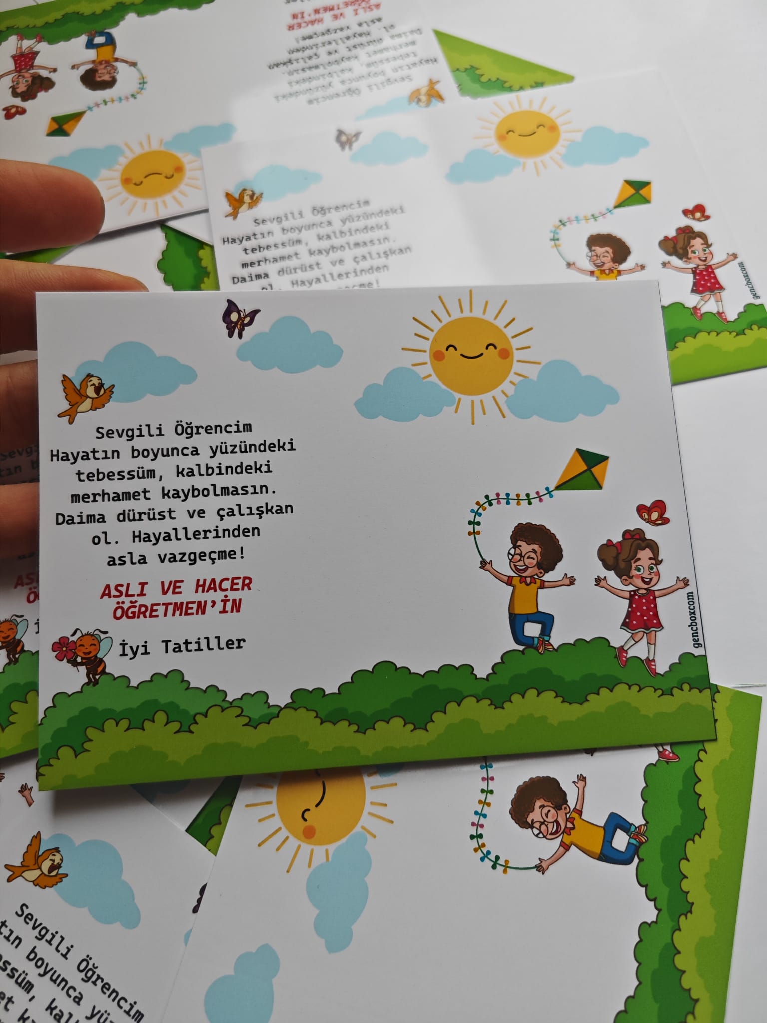Neşeli Çocuklar ve Doğa Temalı Kartlı Aynalı Paket
