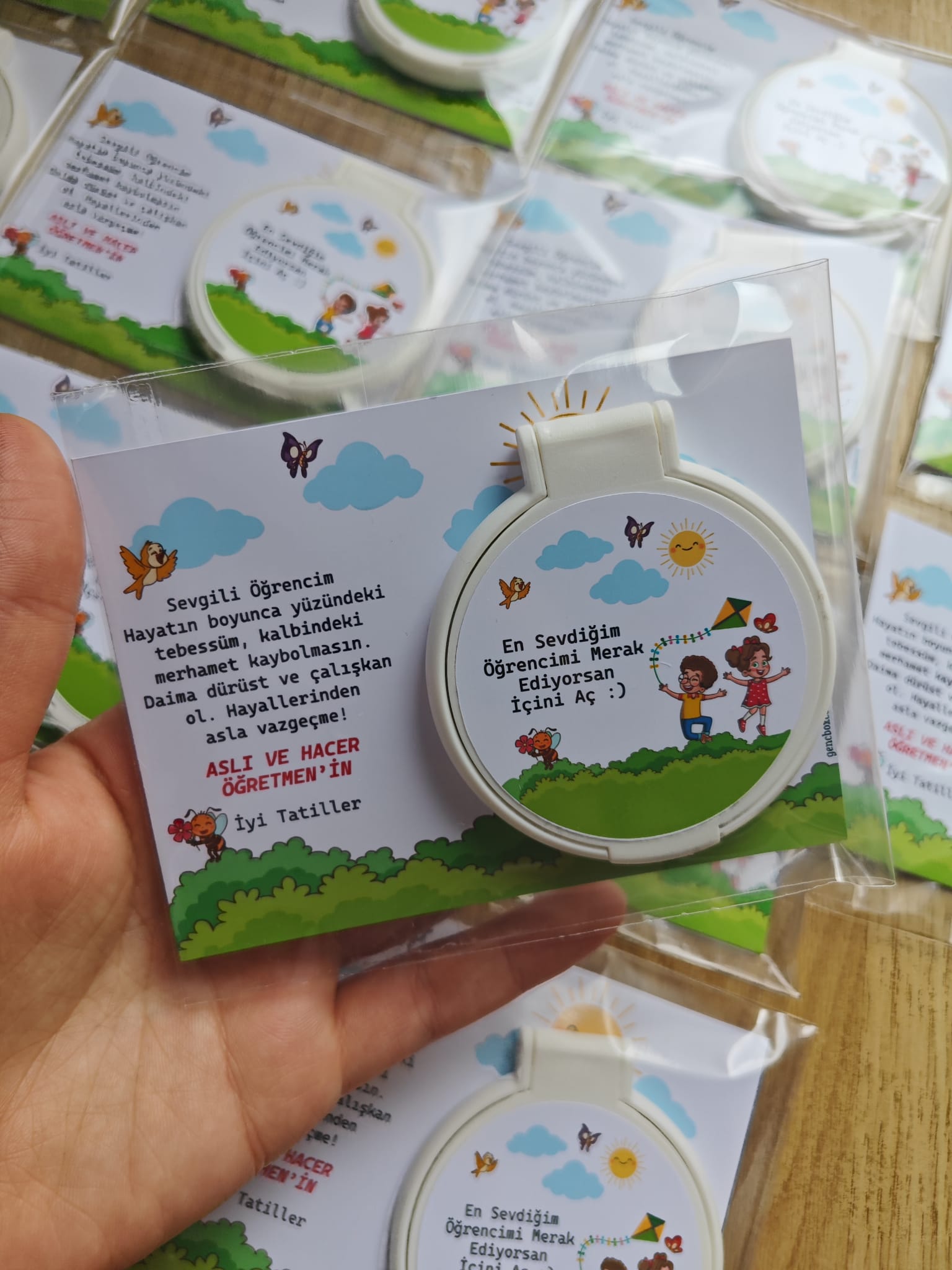 Neşeli Çocuklar ve Doğa Temalı Kartlı Aynalı Paket