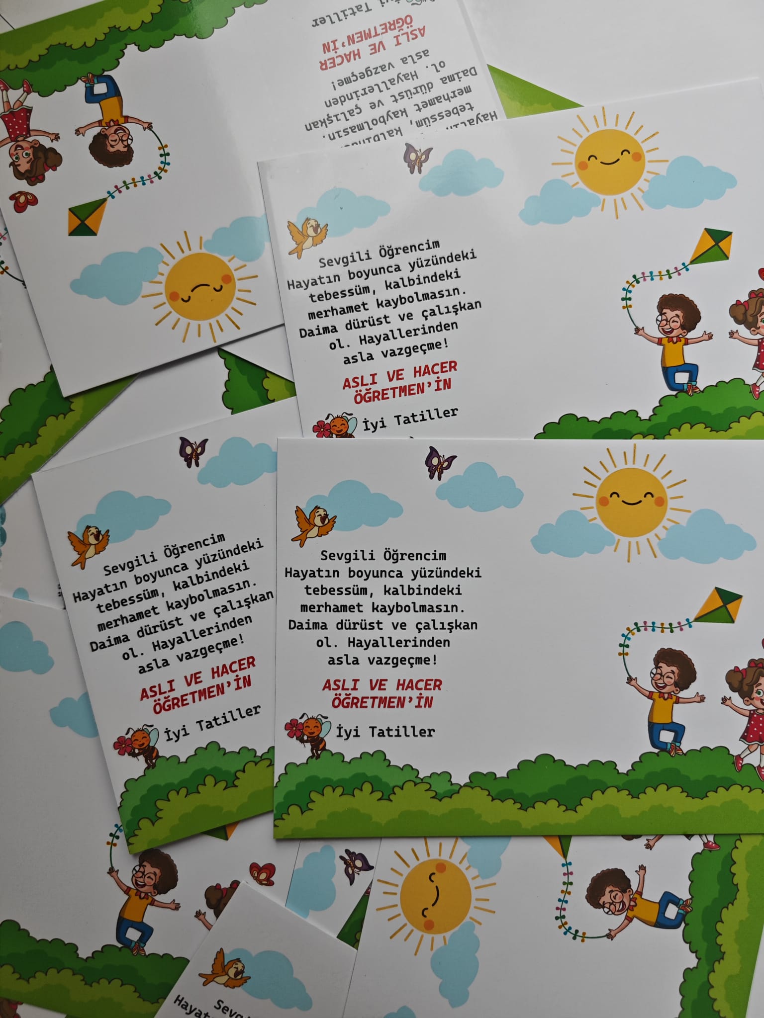 Neşeli Çocuklar ve Doğa Temalı Kartlı Aynalı Paket