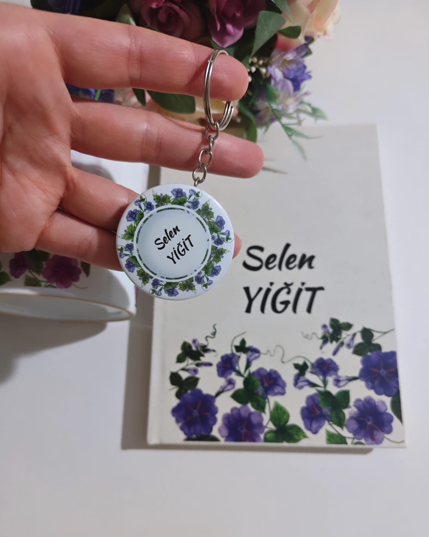 Mor Çiçekli Kanvas Defter- Kupa Bardak Ve Açacaklı Anahtarlık (İSİMLİ)