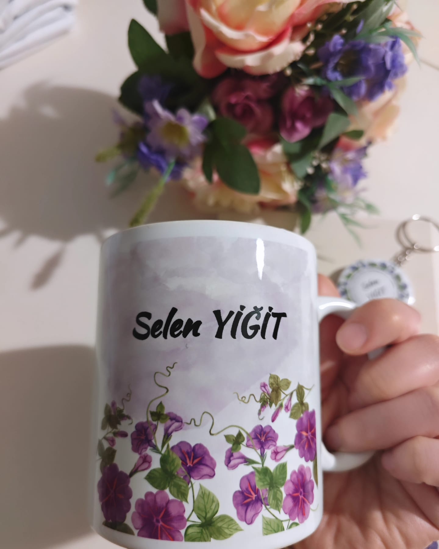 Mor Çiçekli Kanvas Defter- Kupa Bardak Ve Açacaklı Anahtarlık (İSİMLİ)