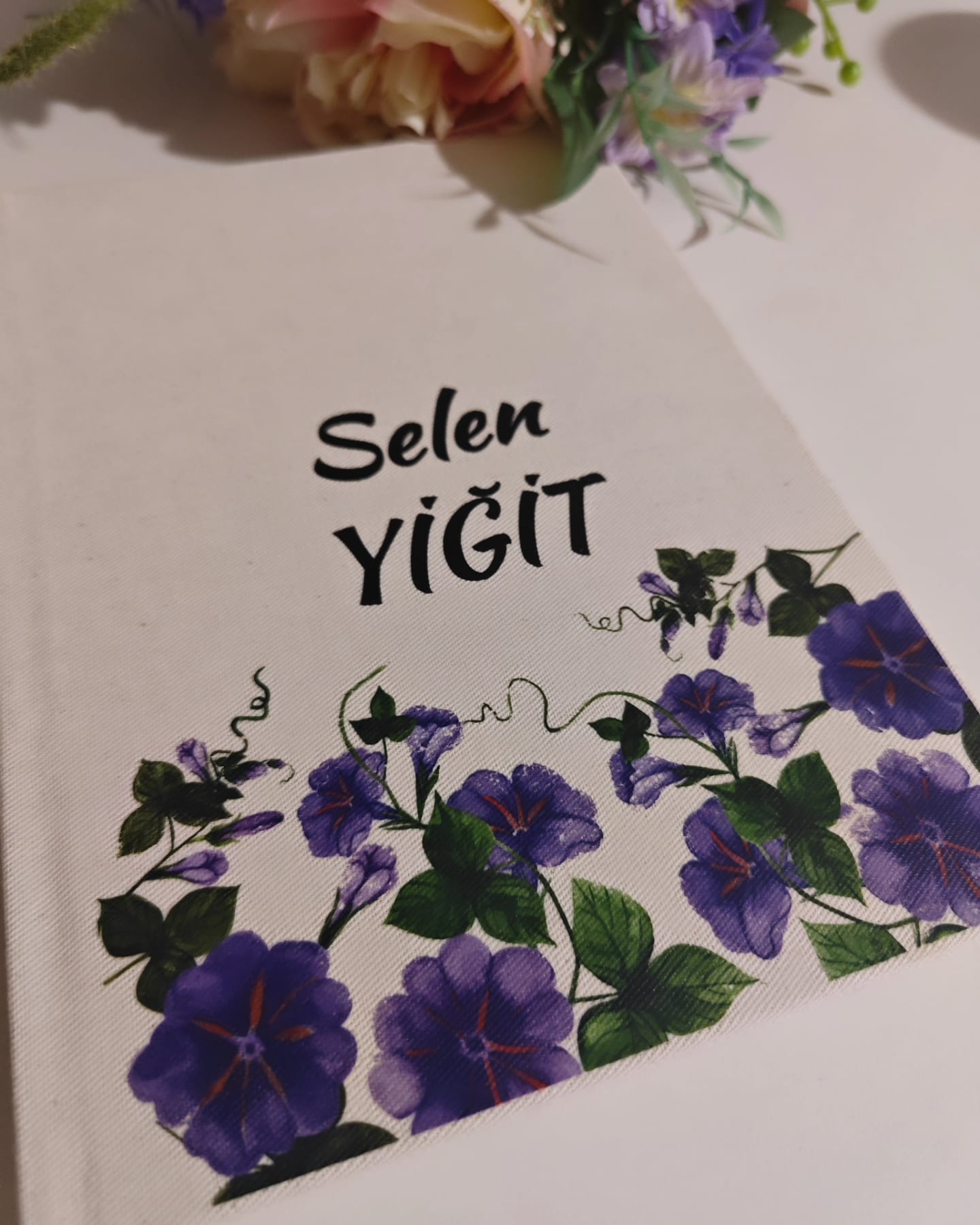 Mor Çiçekli Kanvas Defter- Kupa Bardak Ve Açacaklı Anahtarlık (İSİMLİ)
