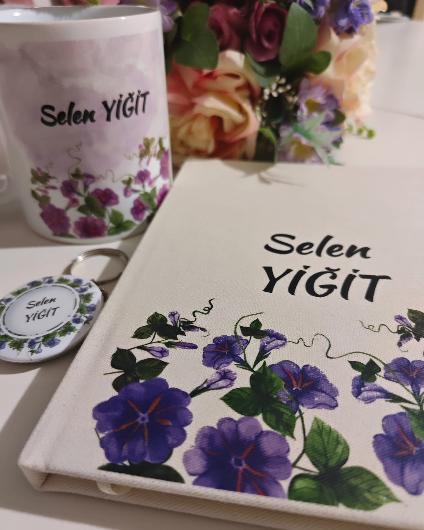 Mor Çiçekli Kanvas Defter- Kupa Bardak Ve Açacaklı Anahtarlık (İSİMLİ)