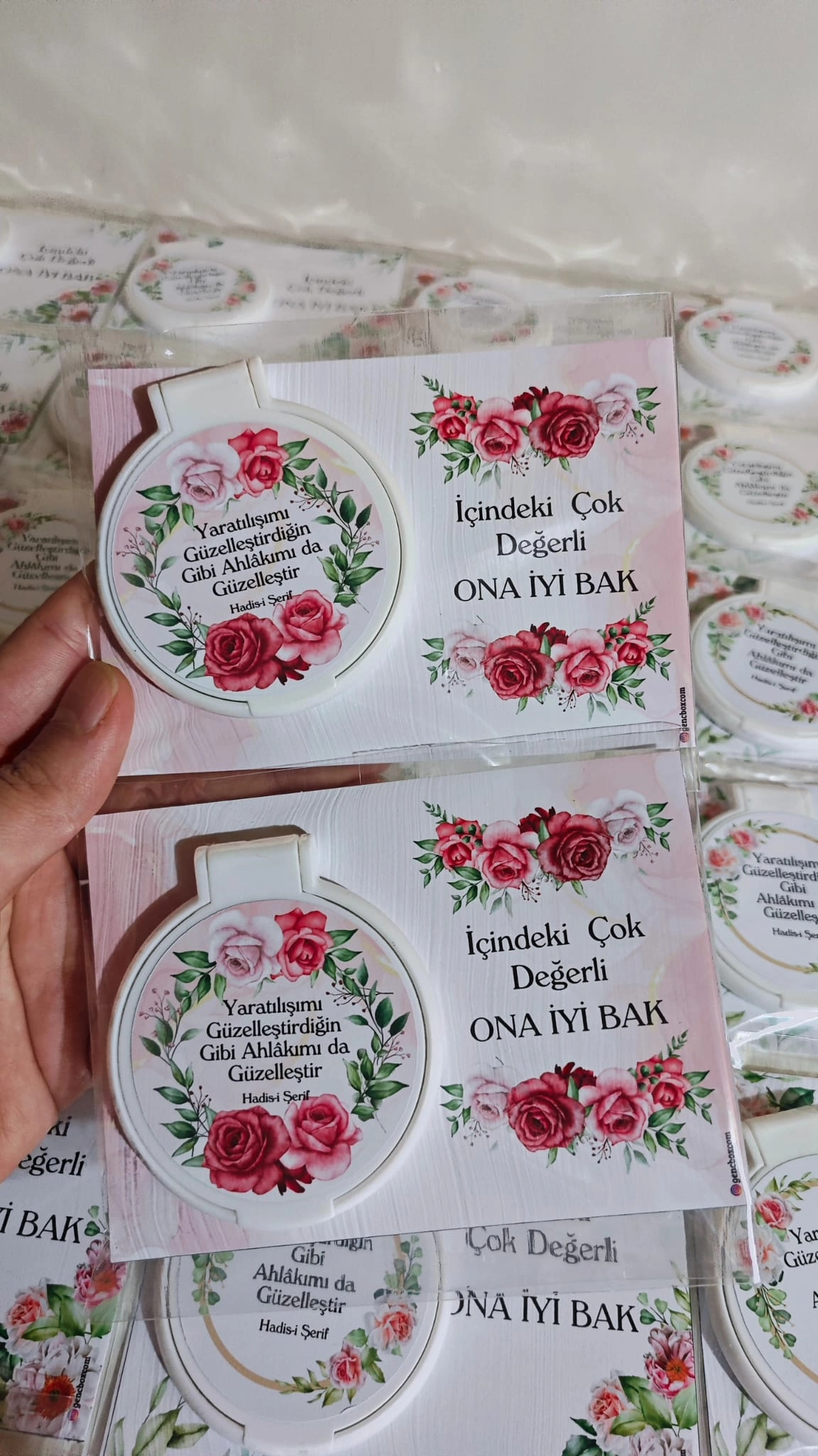 Kırmızı Güllü Hadisi Şerif Yazılı Kartlı Aynalı Paket