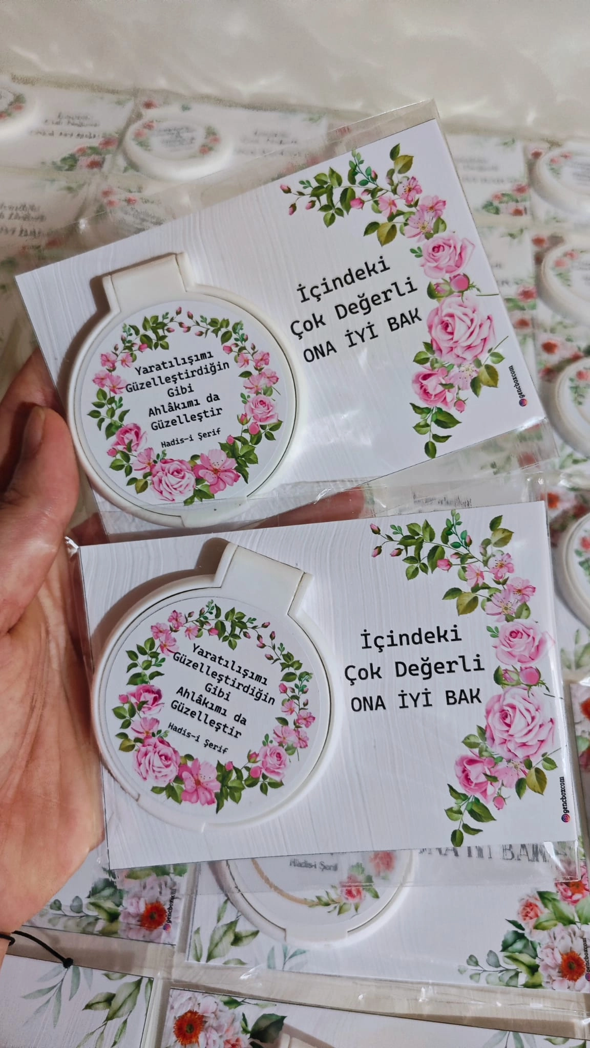 Pembe Çiçekli Hadisi Şerif Yazılı Kartlı Aynalı Paket