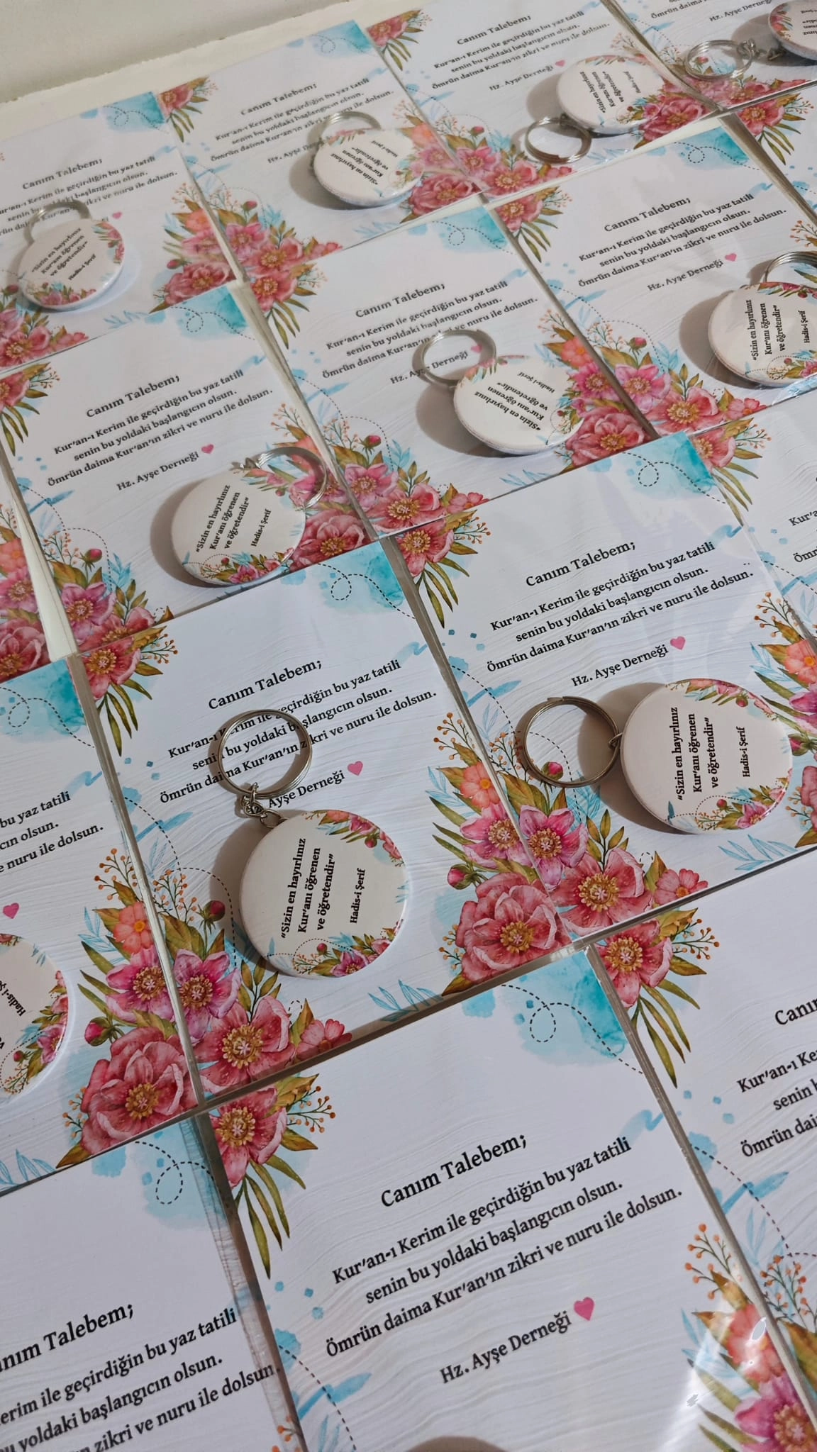Renkli Çiçekli Yaz Kursu Hatırası Açacaklı Anahtarlıklı Hediyelik Kartlı Paket