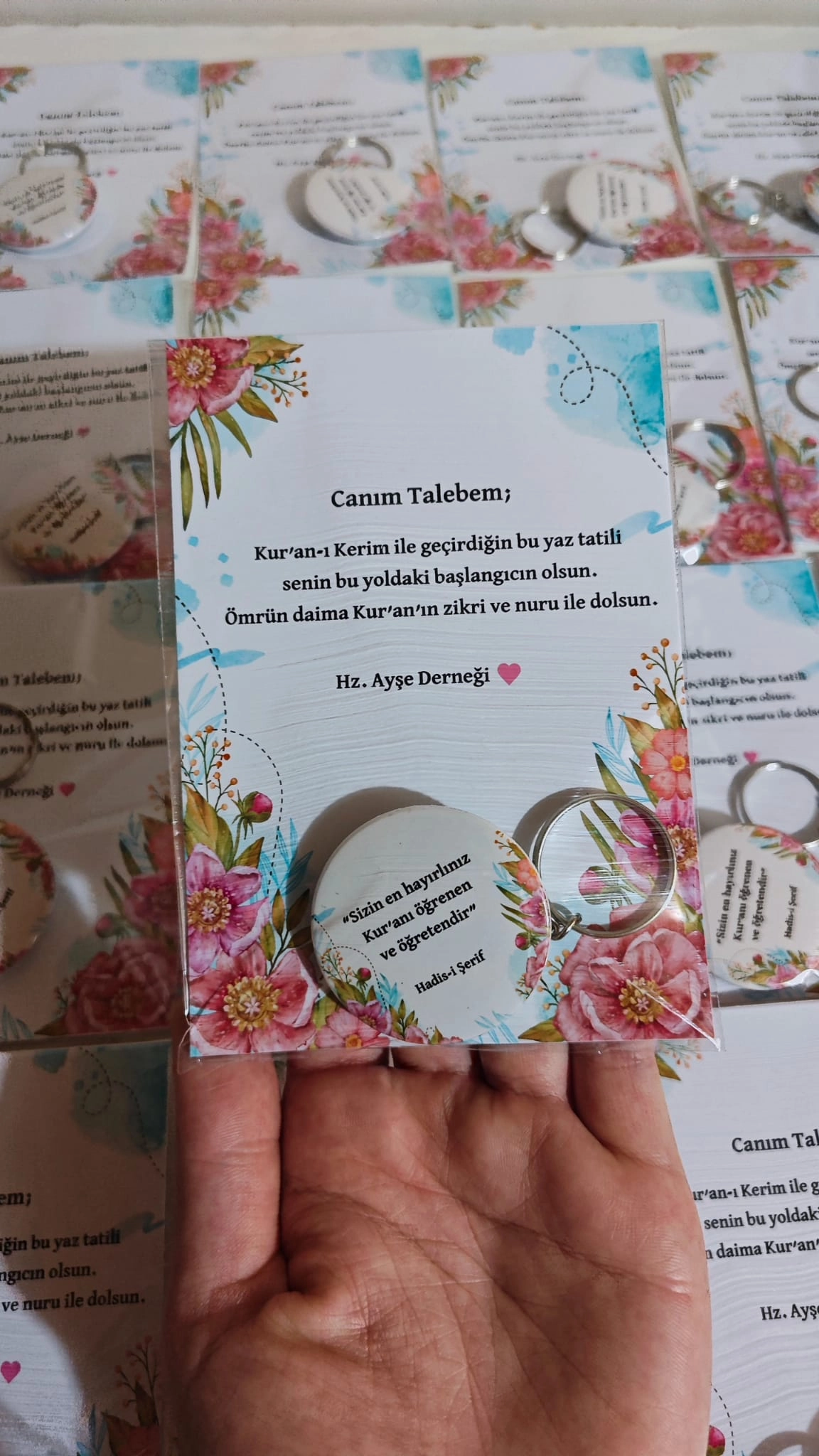 Renkli Çiçekli Yaz Kursu Hatırası Açacaklı Anahtarlıklı Hediyelik Kartlı Paket