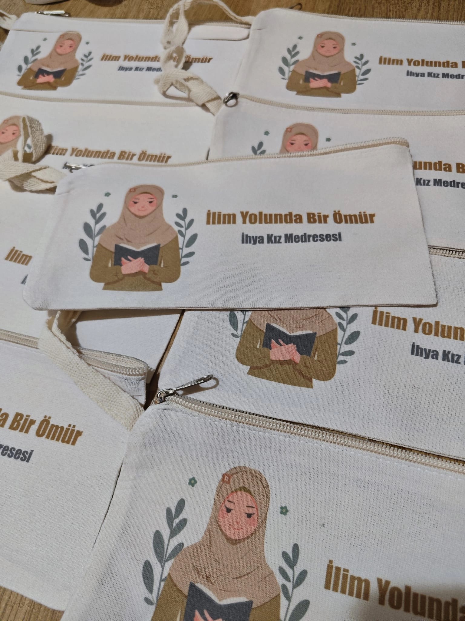 Tesettürlü Kız - Bez Kalemlik Çanta 